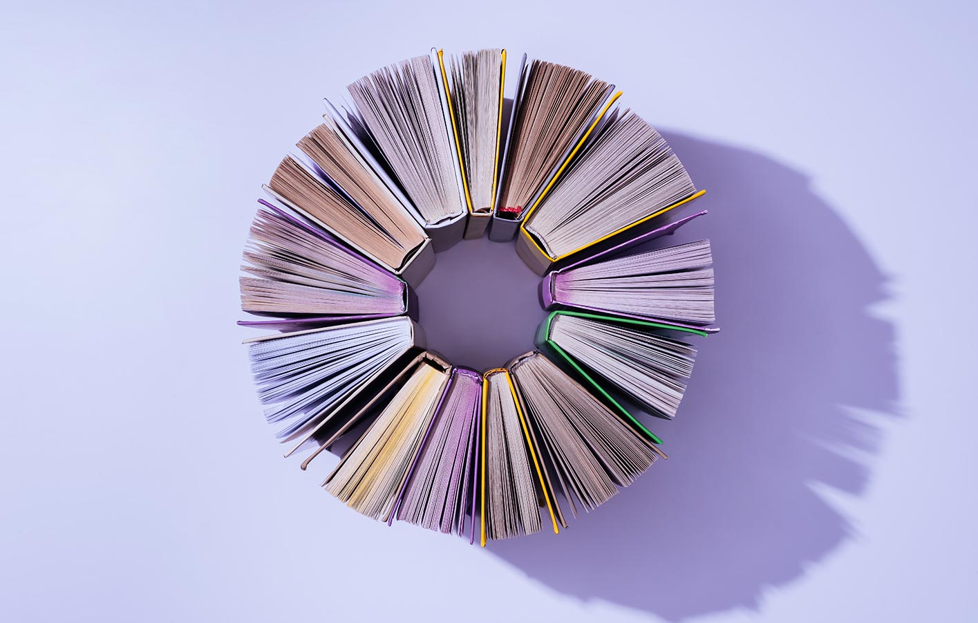 Bücher in einem Kreis aufgestellt - Vogelperspektive